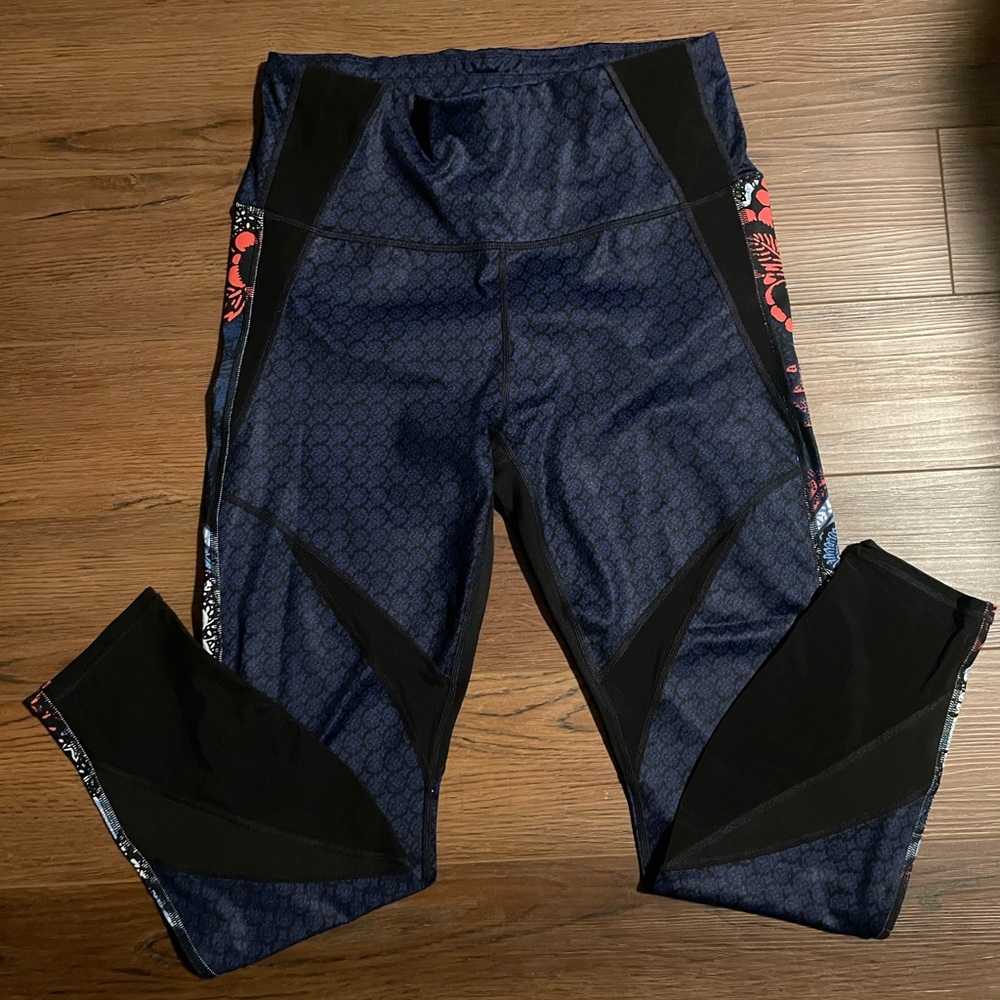 Athleta Leggings Sz M with back zipper pocket